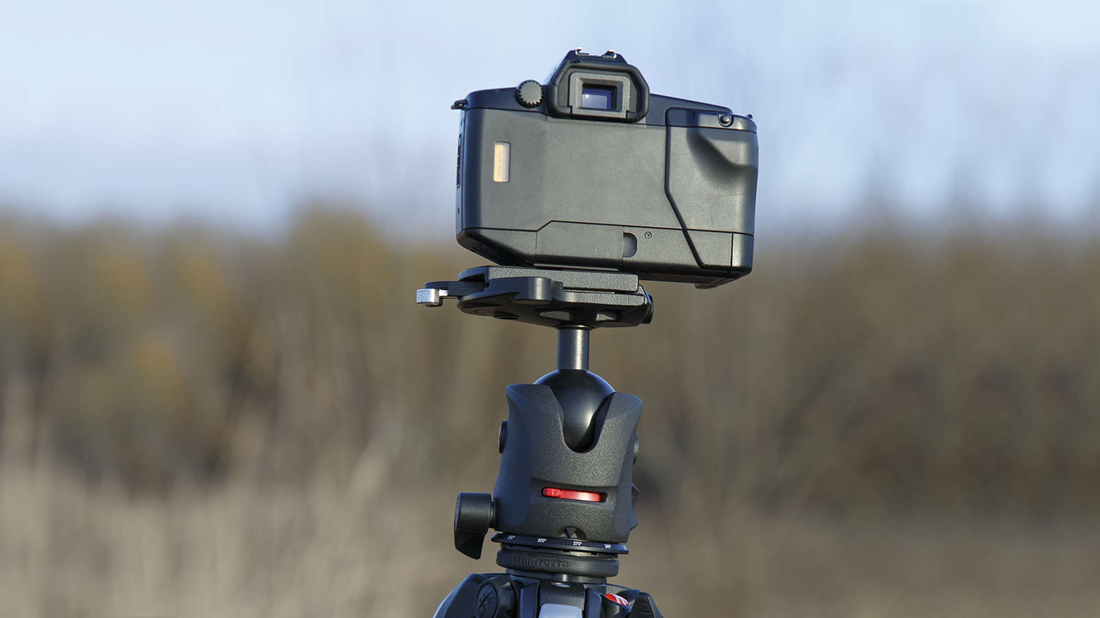 Manfrotto MH055M0-RC4 kuulpea koos Canon EOS650 kaameraga.