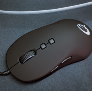 Qpad DX-20 mängurihiir – väike, väle, värviline