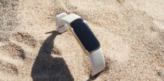 Fitbit Luxe on elegantne aksessuaar, mis jälgib aktiivsust ja tervist