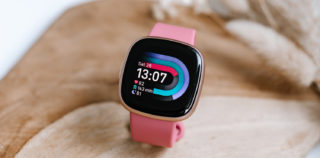 Fitbit Versa 4 nutikell motiveerib liikuma ja trenni tegema