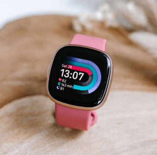 Fitbit Versa 4 nutikell motiveerib liikuma ja trenni tegema