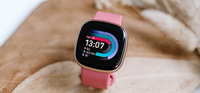 Fitbit Versa 4 nutikell motiveerib liikuma ja trenni tegema