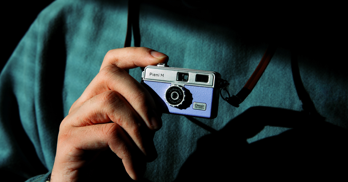 Kõigepealt üks ausameelne ülestunnistus. Kui mulle öeldakse, et Kenko Pieni M on “mängukaameraga”, siis manab fantaasia kohe silme ette odava plastvidina, mida 